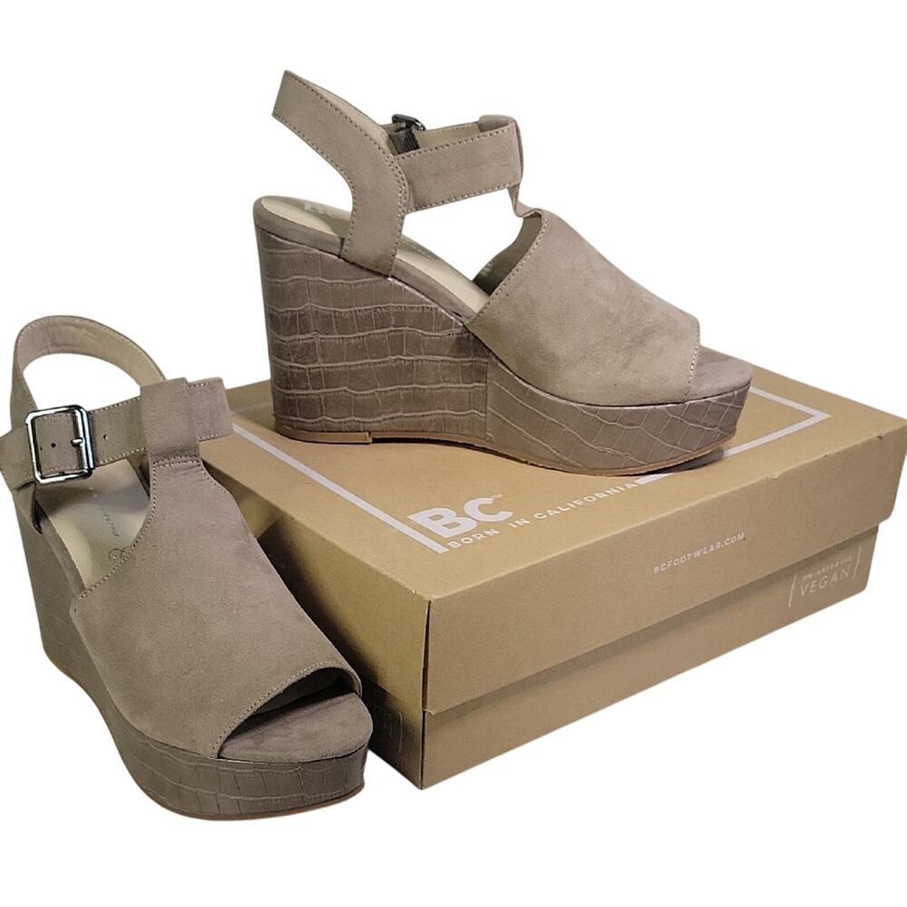 BC Footwear Here We Go Taupe Vegan Suede Crocodile  Wedge Sandals Womens 8.5 NEW